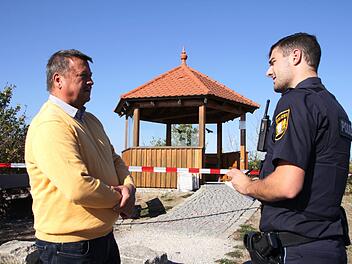 Glassplitter  auf dem ganzen Areal:  Chaoten haben - vermutlich am vergangenen Kerwawochenende -  die Scheiben am Lonnerstadter Aussichtspavillon  zerstört.   Bürgermeister Stefan Himpel hat  die Polizei gerufen und  Anzeige gegen Unbekannt gestellt.  Foto: Christian Bauriedel