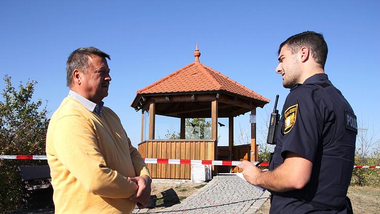 Glassplitter  auf dem ganzen Areal:  Chaoten haben - vermutlich am vergangenen Kerwawochenende -  die Scheiben am Lonnerstadter Aussichtspavillon  zerstört.   Bürgermeister Stefan Himpel hat  die Polizei gerufen und  Anzeige gegen Unbekannt gestellt.  Foto: Christian Bauriedel