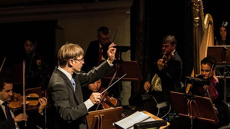 Klangvolle Erstaufführung: Als sinfonisches Märchen mit der Musik von Roland Fister zog "Alice im Wunderland" beim Kinderkonzert im Landestheater in Bann. Den Part des Sprechers übernahm Frederik Leberle.Foto: Jochen Berger