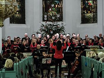 Der Coburger "Chor Unerhört" führte die "Misa a Buenos Aires" in ST. Johannis in Bad Rodach auf.Foto: Jochen Berger