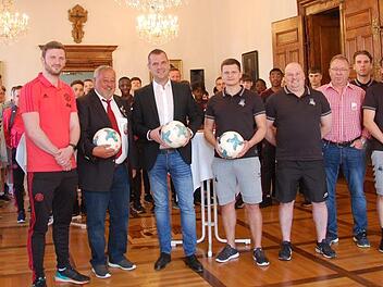 Auftakt f&uuml;r ein erfolgreiches Turnierwochenende: Zweiter B&uuml;rgermeister Anton Schick (3. v.l.) und Rimini-Cup-Erfinder Eckhard Fehr (2. v.l.) gemeinsam mit den Trainern der Nachwuchs-Mannschaften von Manchester United, der Nationalmannschaft Litauen und Zenith St. Petersburg sowie TSVgg-Vorsitzender Wolfgang Lutz (3. v.r.). Foto: Friederike Grell