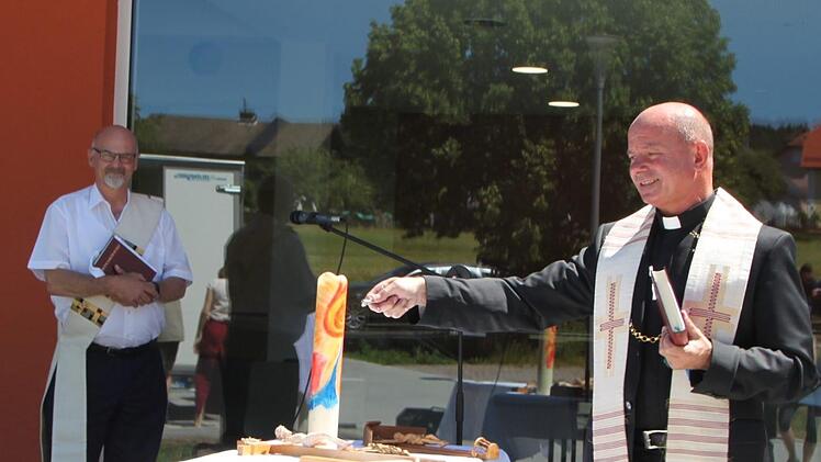 Pfarrer Mariusz Dolny und Diakon Donald Löw (hinten) bei der Segnung der Kreuze Foto: Ulrike Müller