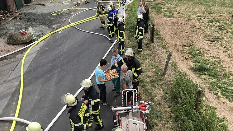 Die Einsatzkräfte wurden kurzerhand von Dorfbewohnern verpflegt.