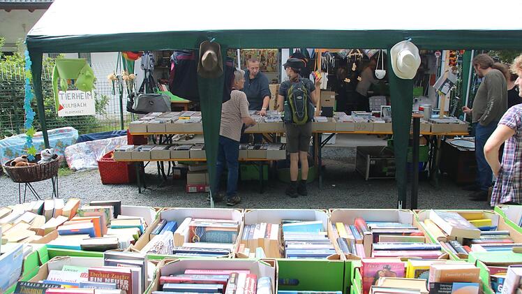 Viel zu entdecken gab es beim Flohmarkt. Foto: Jürgen Gärtner