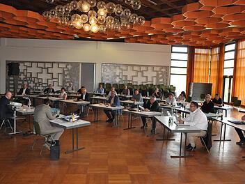 Die Stadtratssitzung in Hofheim am Dienstagabend fand erstmals im "Haus des Gastes" statt - wegen des Abstandes. Martin Schweiger