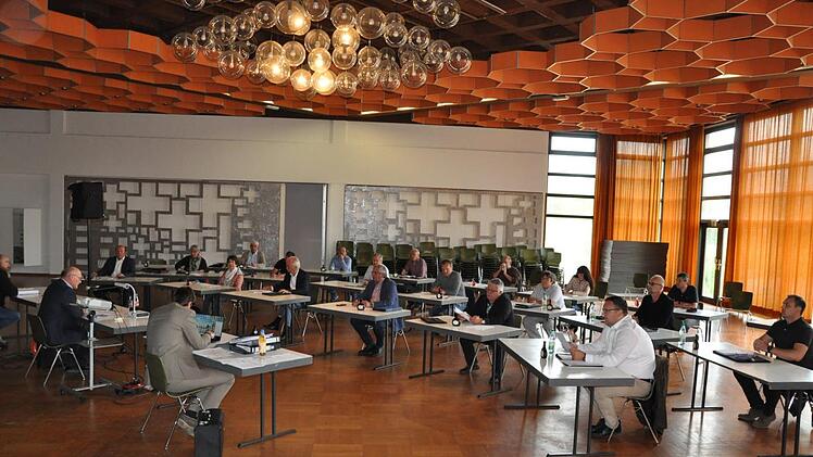 Die Stadtratssitzung in Hofheim am Dienstagabend fand erstmals im "Haus des Gastes" statt - wegen des Abstandes. Martin Schweiger