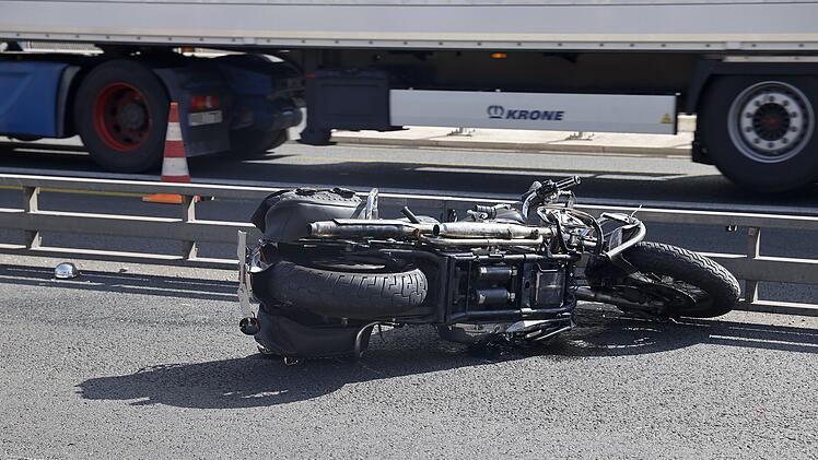 T&ouml;dlicher Motorradunfall auf der A73 bei N&uuml;rnberg:  Ein 63-j&auml;hriger Biker, der ohne Helm, auf die Autobahn fuhr, st&uuml;rzte nach einem Zusammensto&szlig; mit einem Lkw schwer und erlitt t&ouml;dliche Verletzungen.