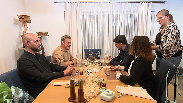 Carinas G&auml;ste k&ouml;nnen nicht verstehen, was ihr Mann an ihrer Kochkunst auszusetzen hat.