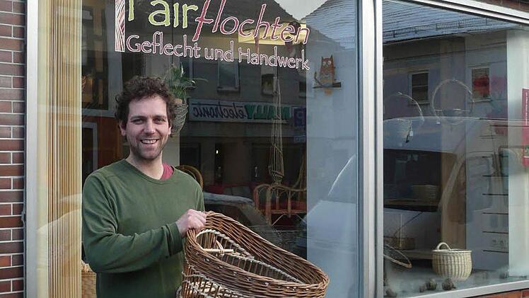 Carsten Baier vor seinem Laden in der Coburger Straße
