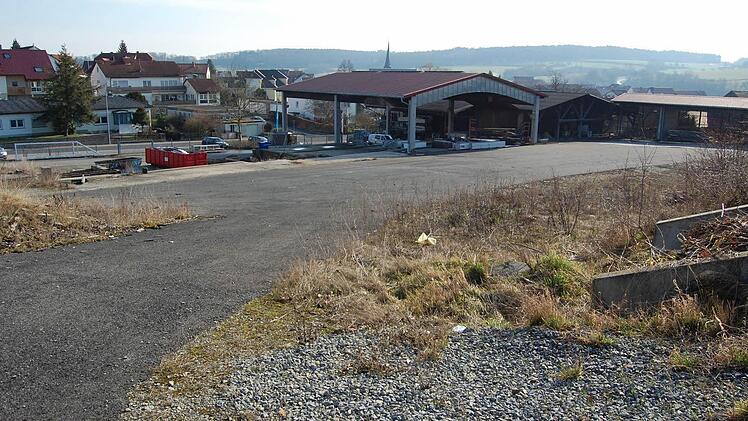 Auf diesem Areal, auf dem bis vor einigen Jahren das Sägewerk Eyrich stand, soll bald das Seniorenhaus Thulbatal stehen. Nach der Plangenehmigung soll`s nun losgehen. Foto: Günther Straub