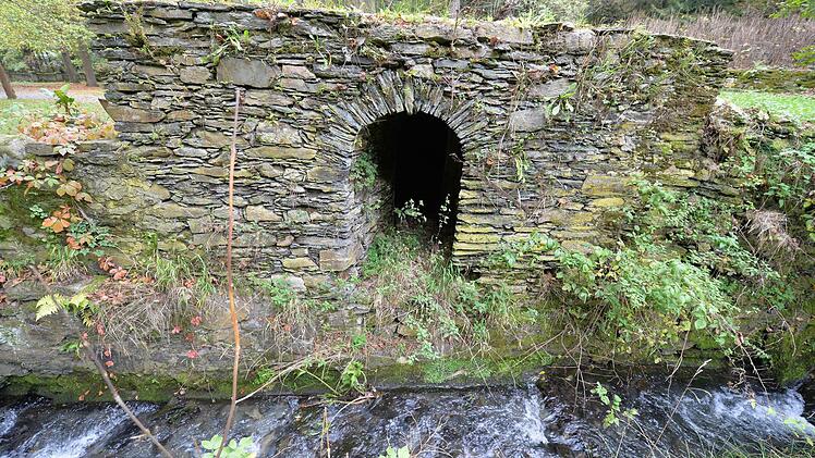 Gebäudefragmente am Steinbach bei Falkenstein. Dieses Gebäude und einige weitere kamen durch das "Bierdeckelabkommen" aus der sowjetischen Besatzungszone zur amerikanischen.  Foto: Ronald Rinklef