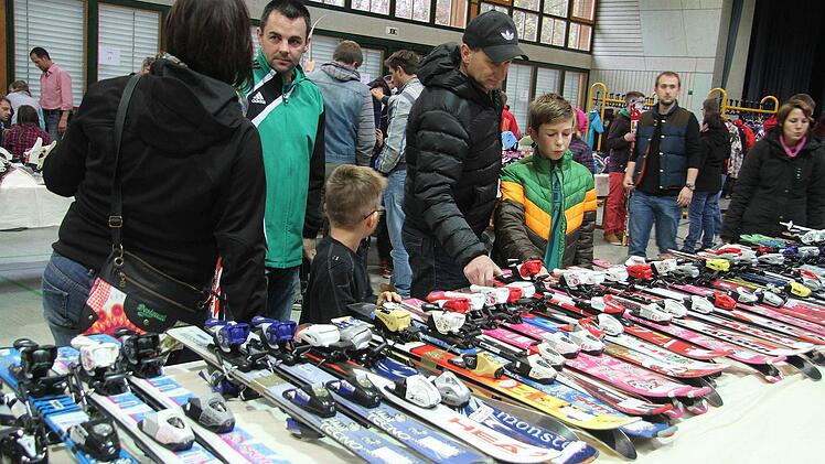 Der Run auf Kinderskier war riesig bei der Stadtsteinacher Börse. Die kleinsten Skier sind nur 70 Zentimeter lang. Fotos: Sonja Adam