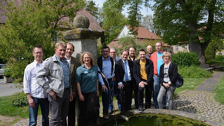 Von links: Wollen Diebachs Dorferneuerung voranbringen Gerald Kolb (ALE), Fritz Gensler, Detlef Mohr, Elisabeth Assmann, Armin Warmuth, Hans-Peter Memmel, Otto Waldmann (ALE), Jürgen Vieres, Christian Schipper, Patrick Roth, Lothar Nürnberger, Brigitte Mathes  Foto: Markus Dohrer