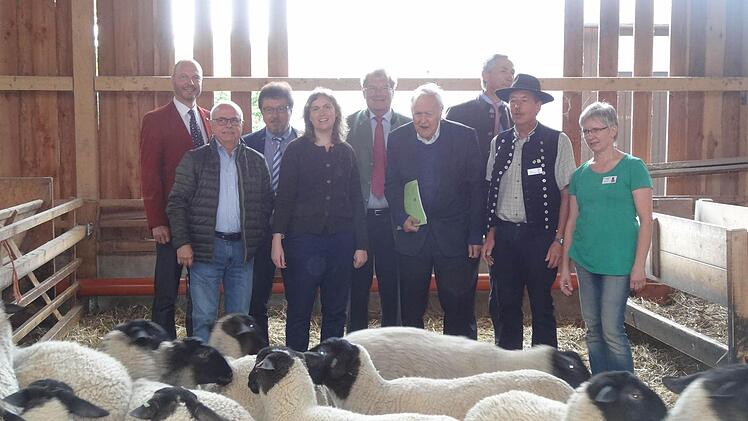 Zu den Schäfchen in den Stall begaben sich zum Jubiläum (von links): Klaus Spitzl (stellvertretender Bürgermeister), Sebastian Schönauer (stellvertretender Vorsitzender Bund Naturschutz in Bayern, Dietmar Scheid (Regierung von Unterfranken), Julia Rösch (Biosphärenreservat Rhön), Hubert Weiger, Gerhard Kneitz, Christian Barth (Amtschef des Bayerischen Umweltministeriums), Josef und Zita Kolb.  Foto: Marion Eckert