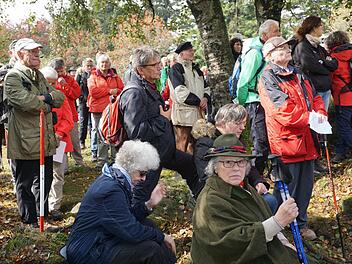 Sitzend und stehend verfolgten die Rhönklub-Mitglieder die Heidelsteinfeier und die Ansprache ihres Präsidenten.  Foto: Marion Eckert