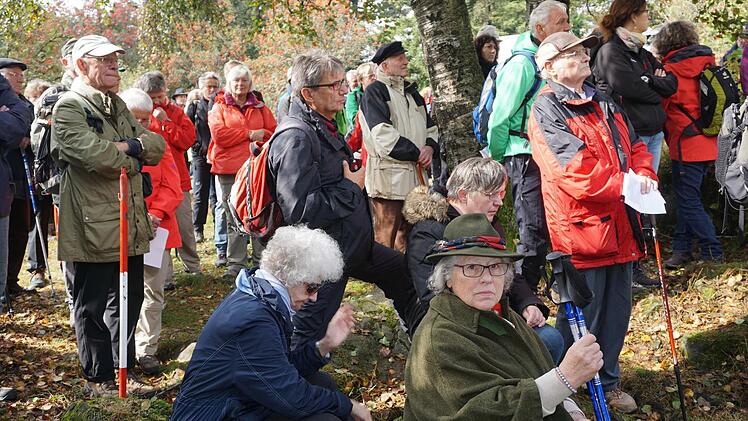Sitzend und stehend verfolgten die Rhönklub-Mitglieder die Heidelsteinfeier und die Ansprache ihres Präsidenten.  Foto: Marion Eckert