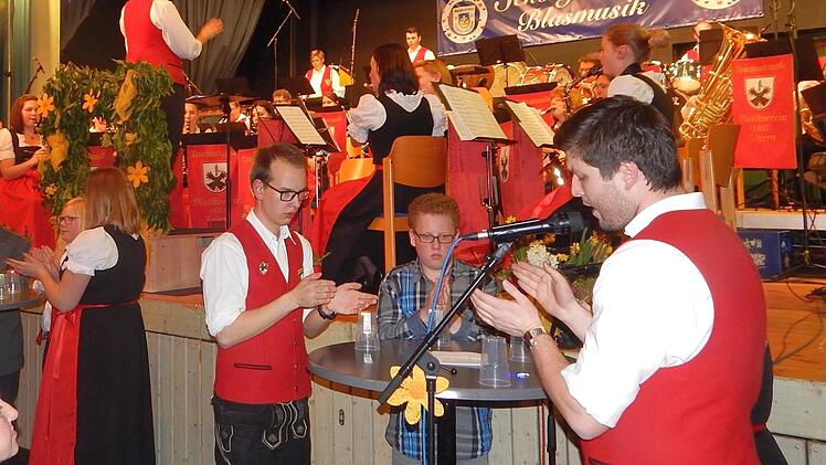 Den "Cup-Song" illustrierten die Zeyerner mit Bechern und Jonglierkünsten.