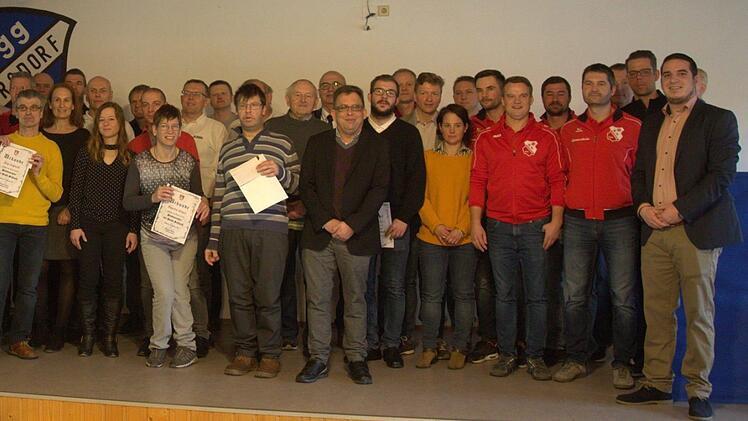 89 Stadtmeistertitel verlieh die Stadt Seßlach für herausragende Leistungen im Sportjahr 2018. Die meisten Titelträger folgten der Einladung zum Empfang am Sonntag im Sportheim der SpVgg Dietersdorf, um ihre Urkunde in Empfang zu nehmen. Foto: Bettina Knauth
