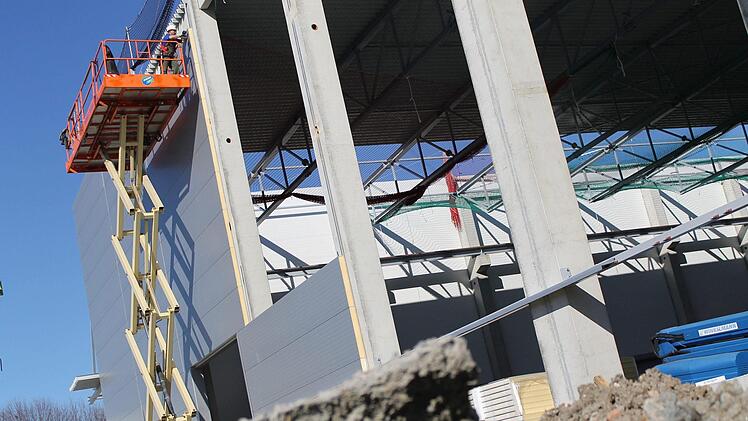 Der Rohbau steht: An der neuen Woco-Halle in der Industriestraße werden gerade Wandplatten angebracht. Foto: Teresa Hirschberg
