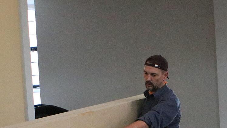 Orgelbauer Ansgar Gaulke beim Ablauden eines Schallbechers in der Coburger MorizkircheFoto: Jochen Berger