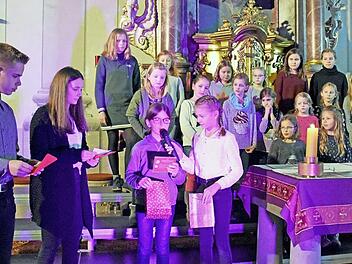 Ein beeindruckendes Adventskonzert boten die vier Chöre des Gesangvereins Eintracht Wonfurt und Instrumentalisten unter der Gesamtleitung von Waltraud Hellwig in Wonfurt. Unser Bild zeigt den Kinder- und Teeniechor, der das Minimusical "Der Weihnachtsgast" aufführte.  Foto: Ulrike Langer