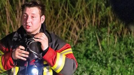 Atemschutzträgern gelang es, die bewusstlose 82-Jährige über den Balkon aus dem Obergeschoss des brennenden Hauses in Heldritt zu retten.  Foto: News5, Ittig