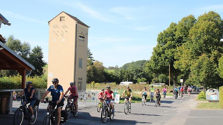 Rund 50 Teilnehmer radelten bei der Eröffnung des neuen Rad-Rundweges durch die Allianzgemeinden Oberthulba, Bad Bocklet, Nüdlingen und Burkardroth mit.Foto: Hilmar Ruppert