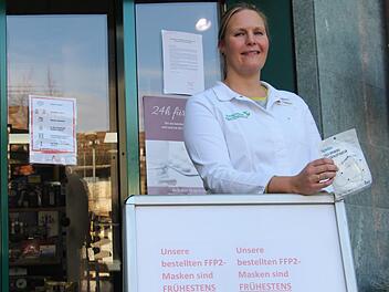 Das Angebot von Gratismasken für Menschen 60+ und Risikopatienten hat auch in Höchstadt für großen Ansturm  gesorgt.   Apothekerin Karoline Zeck und  ihre Kollegen müssen sich nun darum kümmern, dass die Pläne der Politik auch Realität werden. Foto: Christian Bauriedel
