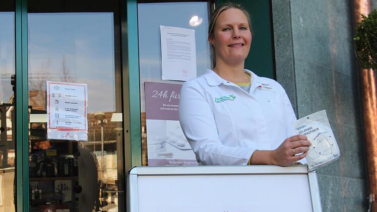 Das Angebot von Gratismasken für Menschen 60+ und Risikopatienten hat auch in Höchstadt für großen Ansturm  gesorgt.   Apothekerin Karoline Zeck und  ihre Kollegen müssen sich nun darum kümmern, dass die Pläne der Politik auch Realität werden. Foto: Christian Bauriedel