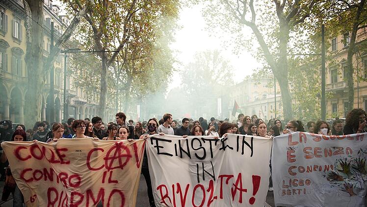 Sch&uuml;ler in Italien protestieren