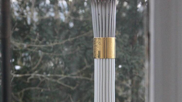 Eine Olympiafackel flackerte draußen auf dem Balkon.