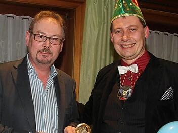 Der Präsident der Stanicher Faschingsgesellschaft, Andy Sesselmann, gibt den Rathausschlüssel an Bürgermeister Roland Wolfrumzurück. Foto: Sonja Adam