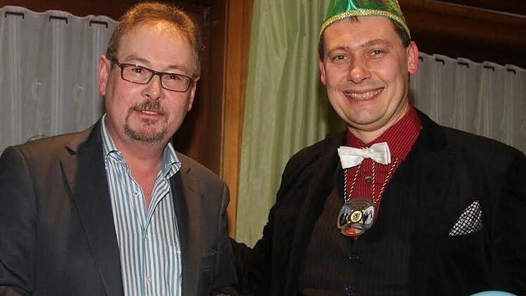Der Präsident der Stanicher Faschingsgesellschaft, Andy Sesselmann, gibt den Rathausschlüssel an Bürgermeister Roland Wolfrumzurück. Foto: Sonja Adam