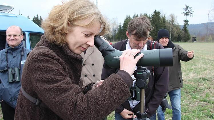 Cordula Kelle-Dingel blickt durch das Spektiv  Foto: Friedwald Schedel
