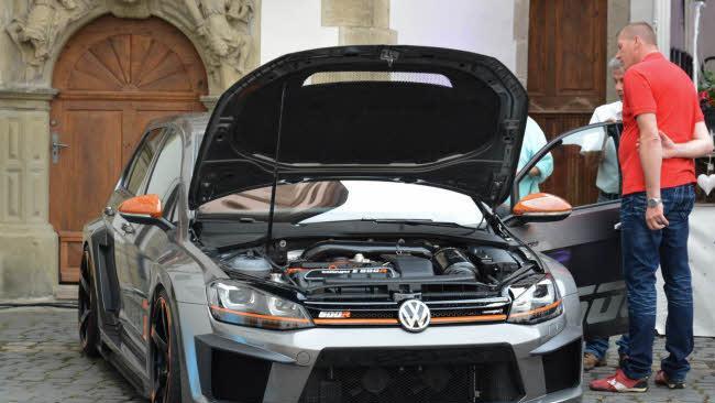 518 PS hat dieser VW unter seiner Haube versteckt. Der getunte Golf R war im Schlosshof zu bewundern. Foto: Björn Hein