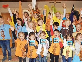 Stolz präsentieren die MC-Spatzen die CD, die sie eingesungen haben. 15 Titel sind darauf zu hören. Fotos: Mona Lisa Eigenfeld