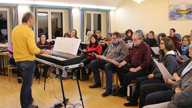 Singen im Sitzen - das erlauben sich die Praising People nur bei ihren Proben im Fischbacher Gemeindehaus. Foto: Simone Bastian