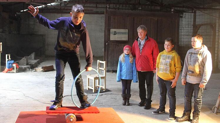 Wolfram Klein und Lea Schaller staunen, was Carlos auf dem rollenden Brett so alles für Kunststücke kann. Foto: Sonja Adam