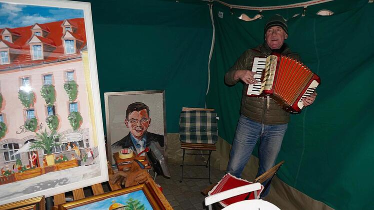 Nicht fehlen durfte Künstler Konrad Albert, der die Besucher mit Zeichnungen, Gemälden und Musik auf den Geschmack der 1300 Jahre alten Stadt Hammelburg brachte. Foto: Gerd Schaar