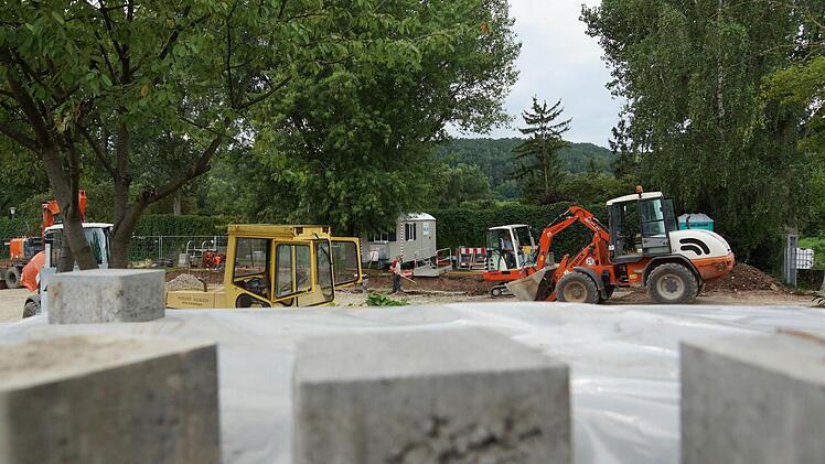Maschinen bereiten den Untergrund vor. Foto: Arkadius Guzy