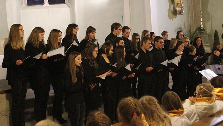 Sonja Wißmüller mit dem Chor "Cantarella".
