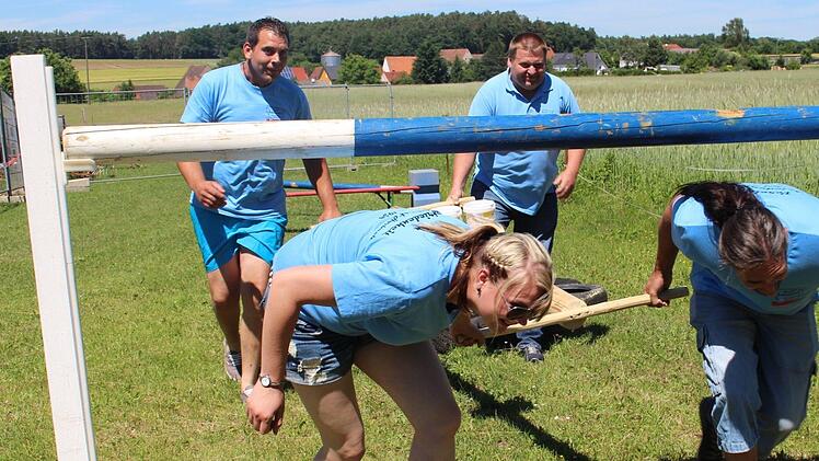 Oben drüber, unten durch und alles mit Wasser - da musste die Mannschaft bei der Olympiade am Decheldorfer Waldfest schon eingespielt sein.