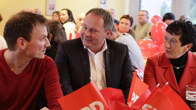 Analysierten die Ergebnisse: SPD-Direktkandidat Thomas Bauske (Mite), Unterbezirksvorsitzender Simon Moritz (links) und die Kulmbacher Kreisvorsitzende der Sozialdemokraten, Inge Aures.Jochen Nützel
