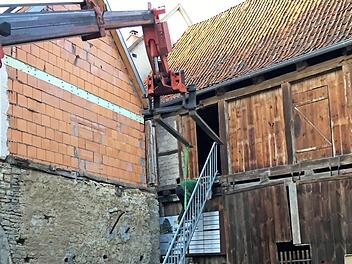 Die alte Treppe, die früher zur Plattform der Muttergottes-Darstellerin am Tor des Heimatspielhauses geführt hat, dient nun in der Bauphase der Erschließung des Oberen Stockwerks der Scheune, die einmal eine "Kleine Kulturscheune" werden wird.  Foto: Roman Jonas