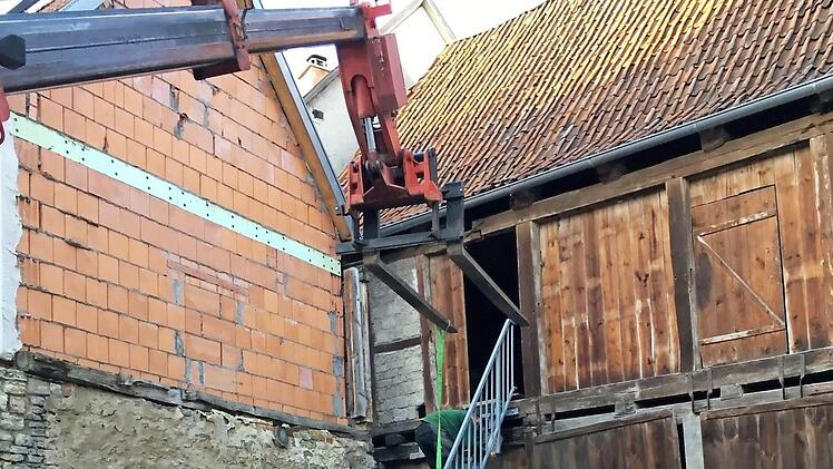 Die alte Treppe, die früher zur Plattform der Muttergottes-Darstellerin am Tor des Heimatspielhauses geführt hat, dient nun in der Bauphase der Erschließung des Oberen Stockwerks der Scheune, die einmal eine "Kleine Kulturscheune" werden wird.  Foto: Roman Jonas