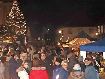 Riesengroßer Besucherandrang auf dem Marktplatz Burgkunstadt zum Weihnachtsmarkt