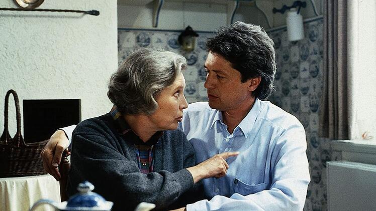 Er kommt urspr&uuml;nglich aus Hamburg und &uuml;bernimmt nach dem Tod seines Vaters dessen Arztpraxis: Dr. Karsten Mattiesen (Christian Quadflieg) zieht mit Frau und Kindern ins kleine &Ouml;rtchen Deekelsen.