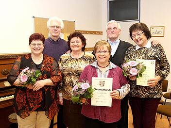 Gabriel und Irina Konjaev sowie Adolf Linseis (hinten v. l.) ehrten Hedwig Knöcklein, Hildegard Schmid und Hertha Riegel (vorne v. l.). Foto: Johanna Blum
