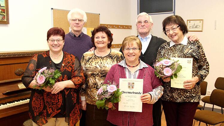Gabriel und Irina Konjaev sowie Adolf Linseis (hinten v. l.) ehrten Hedwig Knöcklein, Hildegard Schmid und Hertha Riegel (vorne v. l.). Foto: Johanna Blum