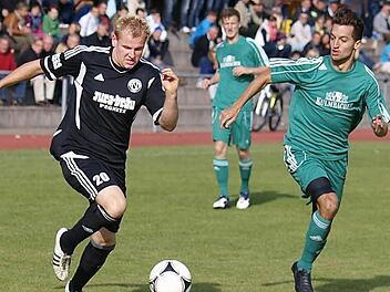 Ob der Neudrossenfelder Steffen Taubenreuther (rechts) - hier im Laufduell mit Florian Kretschmer (ASV Pegnitz - heute gegen Röslau mitspielen kann ist noch nicht gesichert. Neudrossenfeld will aber auf jeden Fall Wiedergutmachung für die Schmach gegen Stadeln betreiben.. Foto: Archiv/TK